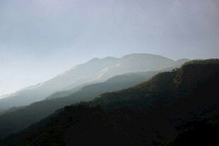 山间晨雾中的朦胧山脉