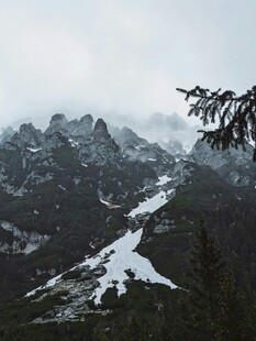 雪山峻岭间的自然景致