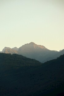 黄昏下的连绵山脉