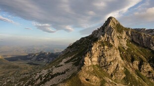 壮丽山景日出时分