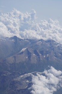 高空俯瞰壮丽云海山峦