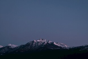 夜幕下的雪山美景