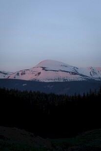 黄昏下的山峦与森林