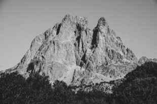 巍峨山峰壮丽景致