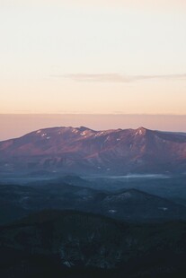 黄昏下的壮丽山峦景色