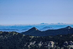 壮丽山景远眺蔚蓝天际
