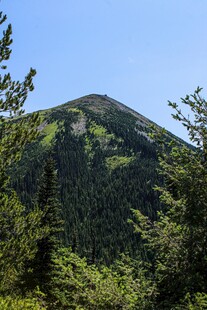 青山绿树间的秀丽山峰