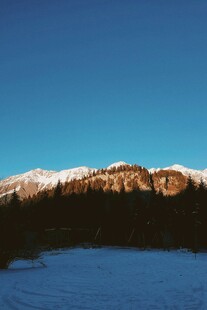 雪山下的静谧湖泊