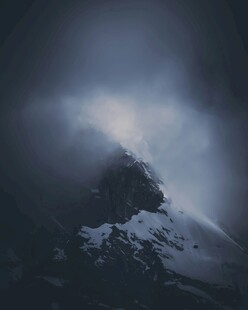 云雾缭绕的巍峨雪山