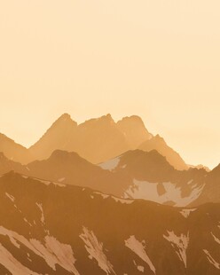 黄昏下的壮丽山峦