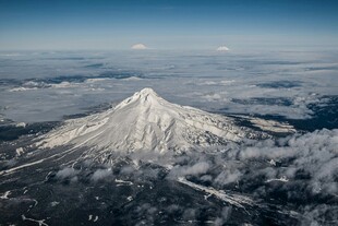 俯瞰巍峨雪山云海景观