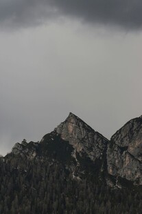 乌云下的巍峨山峰