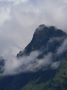 云雾缭绕的巍峨山峰