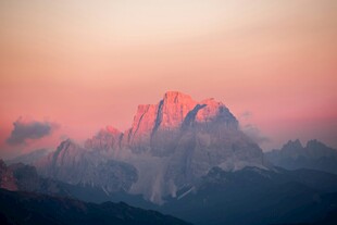 日出映红壮丽山峦
