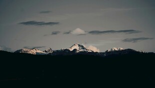 夜幕下的远山与朦胧天空