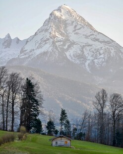 雪山下的宁静草地风光