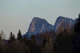 山林间的巍峨双峰