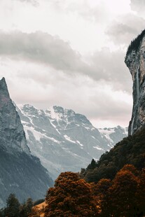 秋日山间壮丽雪山景观