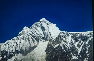 巍峨雪山壮丽景致