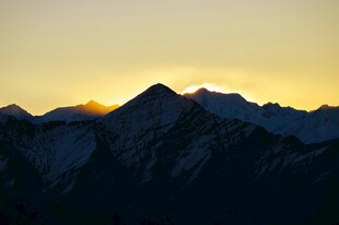 夕阳下的壮丽雪山
