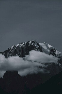 云雾缭绕的巍峨雪山