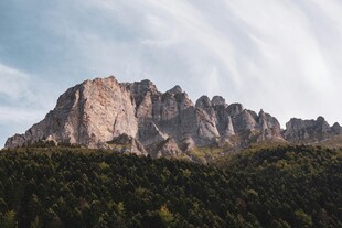 巍峨山峦与葱郁植被景观
