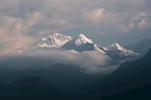 云雾缭绕的壮丽雪山