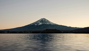 富士山下的静谧湖景