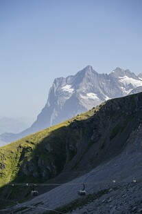 高山草甸间的壮丽雪峰