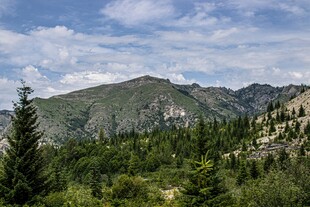 青山绿树间的壮美山景