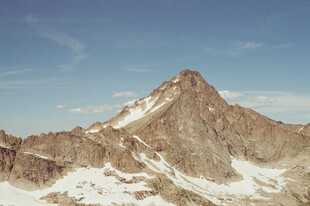 巍峨雪山山峰壮丽景观
