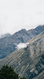 云雾缭绕的壮美山峦