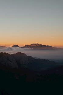 日出云海中的壮丽山峦