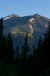 山林间的巍峨山峰