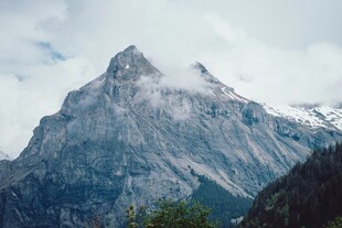 巍峨高山云雾缭绕美景