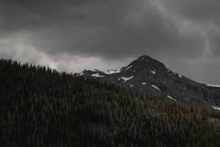 乌云下的山林与巍峨山峰