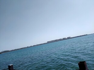 广阔海面远景