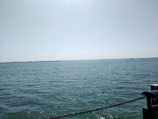 海边栏杆处的辽阔海景