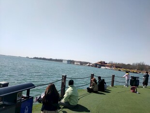 海边休闲场景 众人惬意观景