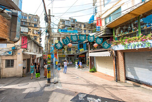 热闹的市井小巷街道景象