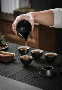 手艺人优雅斟茶瞬间