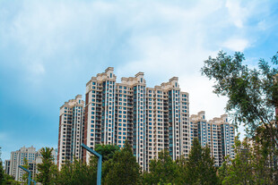 城市高层住宅与绿树蓝天