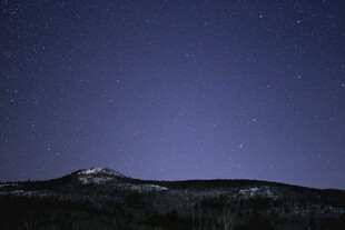 夜空下的山峦与繁星