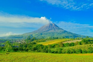 壮丽火山下的翠绿田园风光