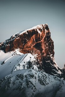 壮丽雪山山峰景观