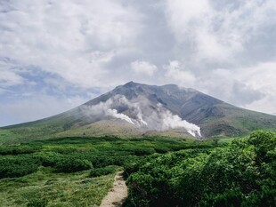 山间小径通往巍峨山峰
