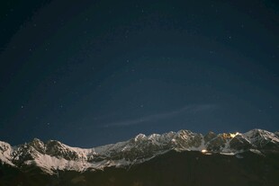 夜幕下的雪山美景