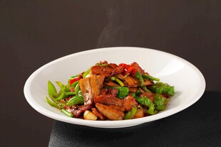 美味青椒炒肉装盘上桌