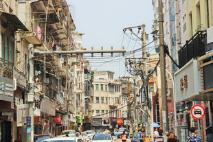 热闹的城市街道景象
