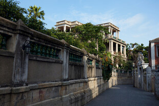 古老街巷旁的欧式建筑